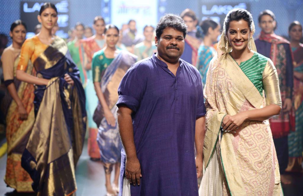 Gaurang-Collection-at-lakme-fashion-week-19
