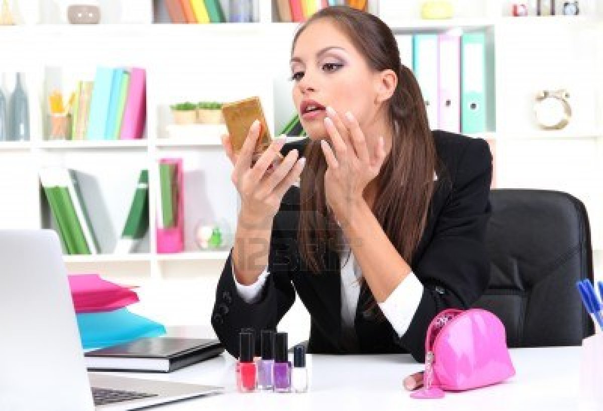 business-woman-makeup-in-office-work