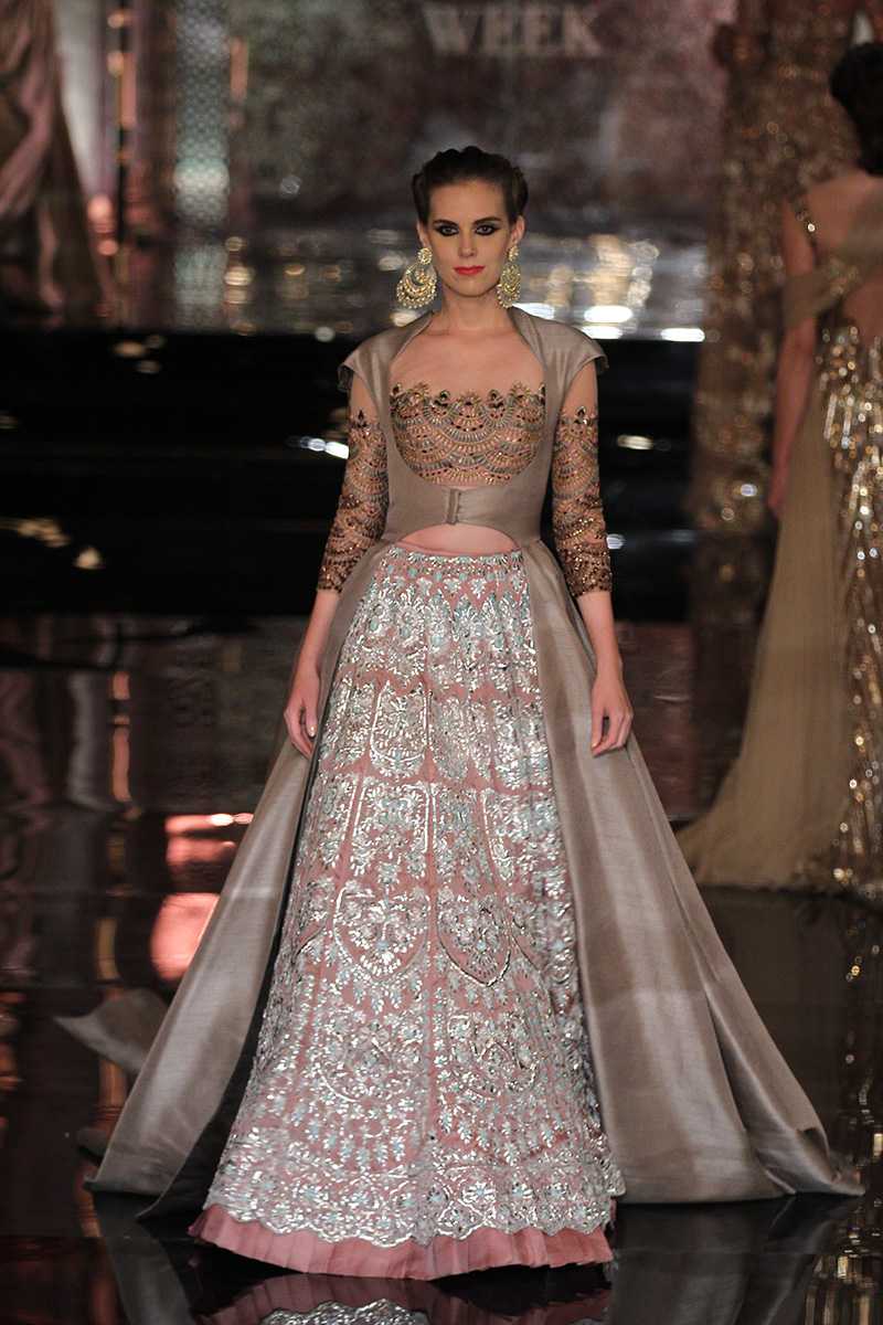 Which are some best dress designed by Manish Malhotra? - Quora