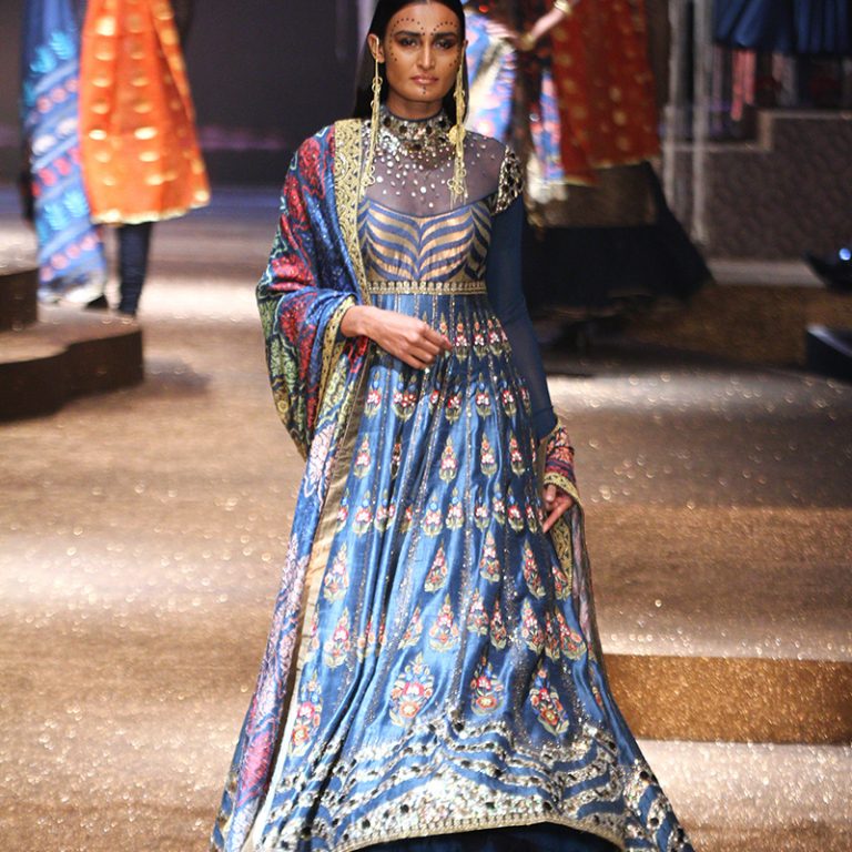 jj-valaya-alpana-neeraj-saree-lehenga-choli-collection-at-amazon-india-fashion-week-2017-49