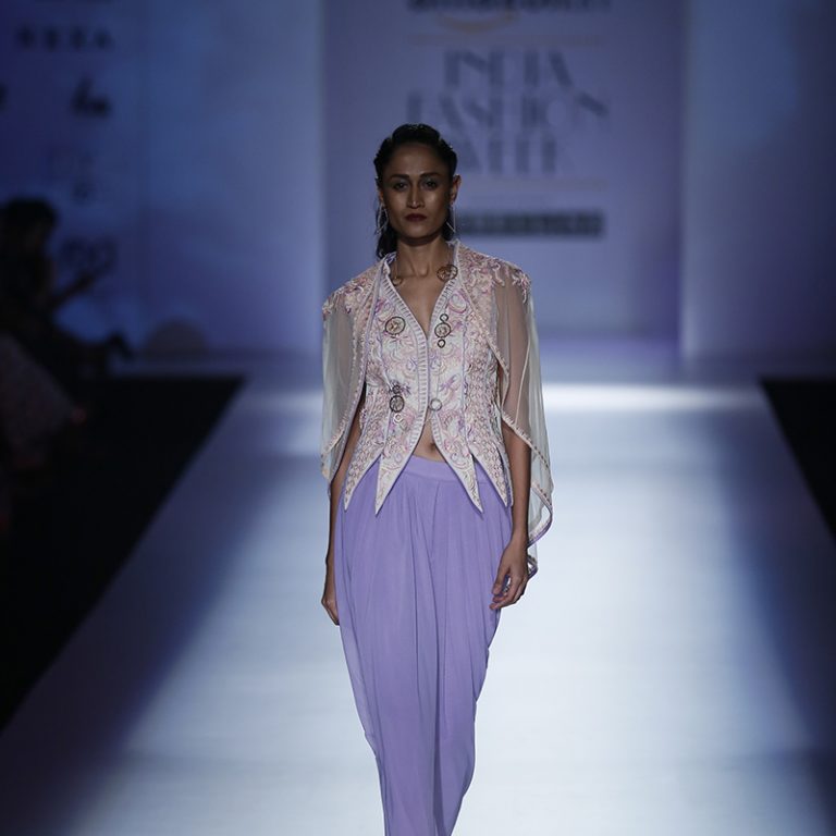 mandira-wirk-at-amazon-india-fashion-week-2017-20